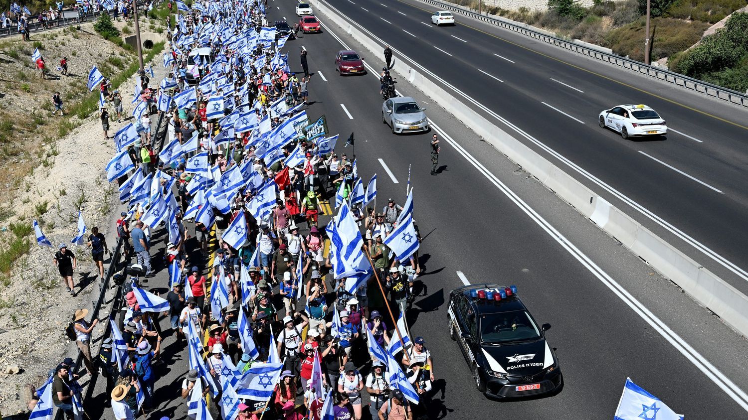 Israël : à la veille d'un vote crucial sur la réforme judiciaire, des dizaines de milliers de manifestants dans les rues de Jérusalem et Tel-Aviv