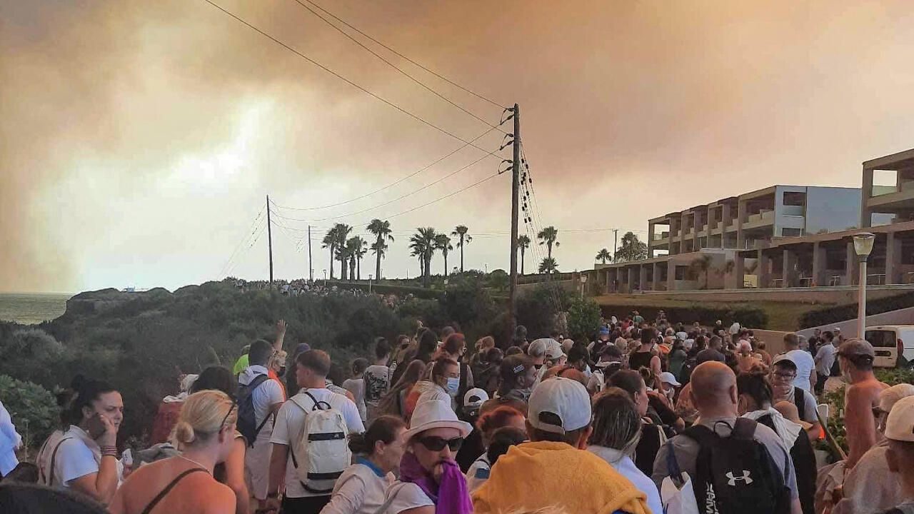 Incendies en Grèce : l'île de Rhodes en flammes, des évacuations par bateau