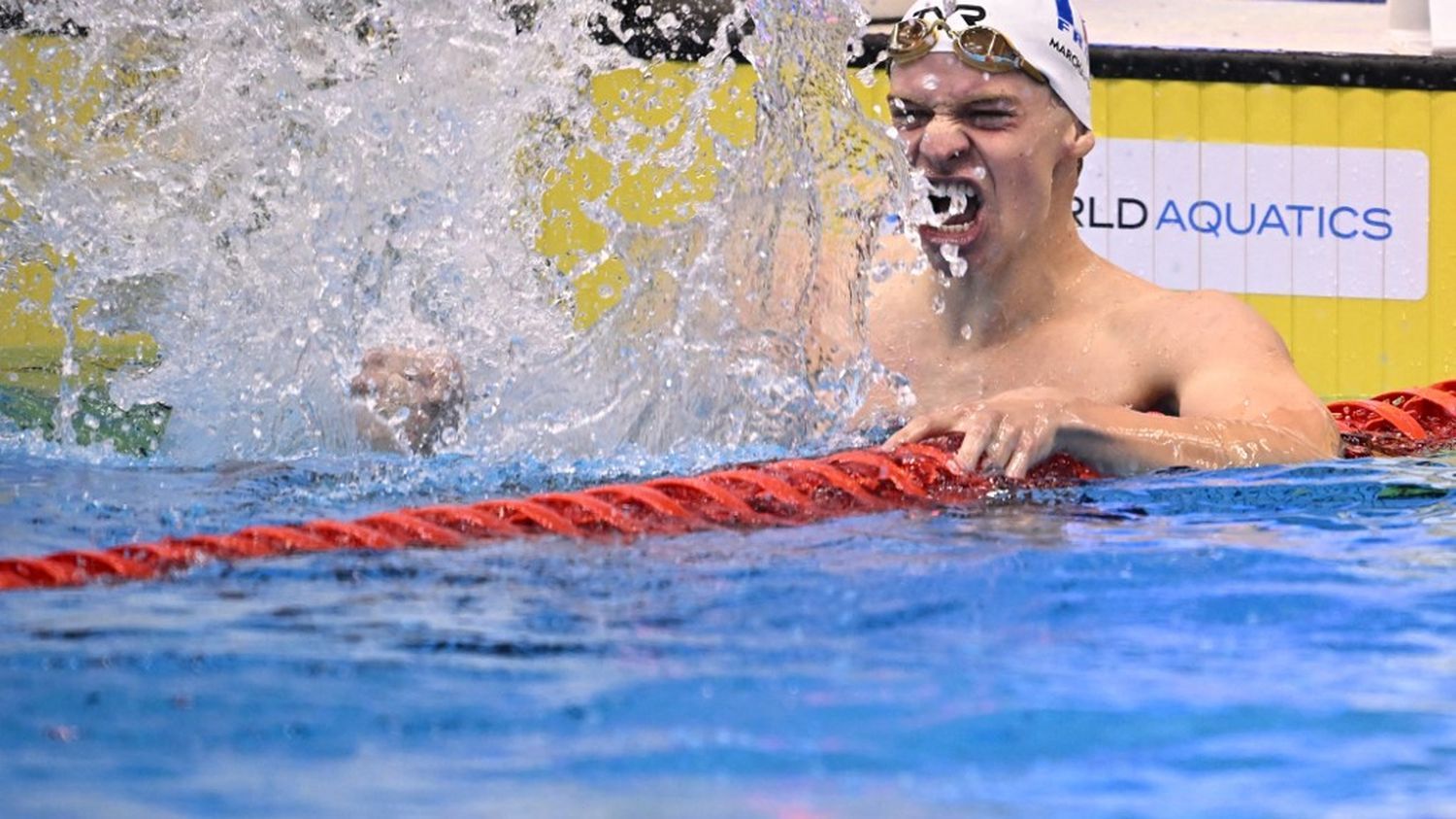 Mondiaux de natation : Léon Marchand sacré champion du monde du 400 m quatre nages en battant le record de Michael Phelps