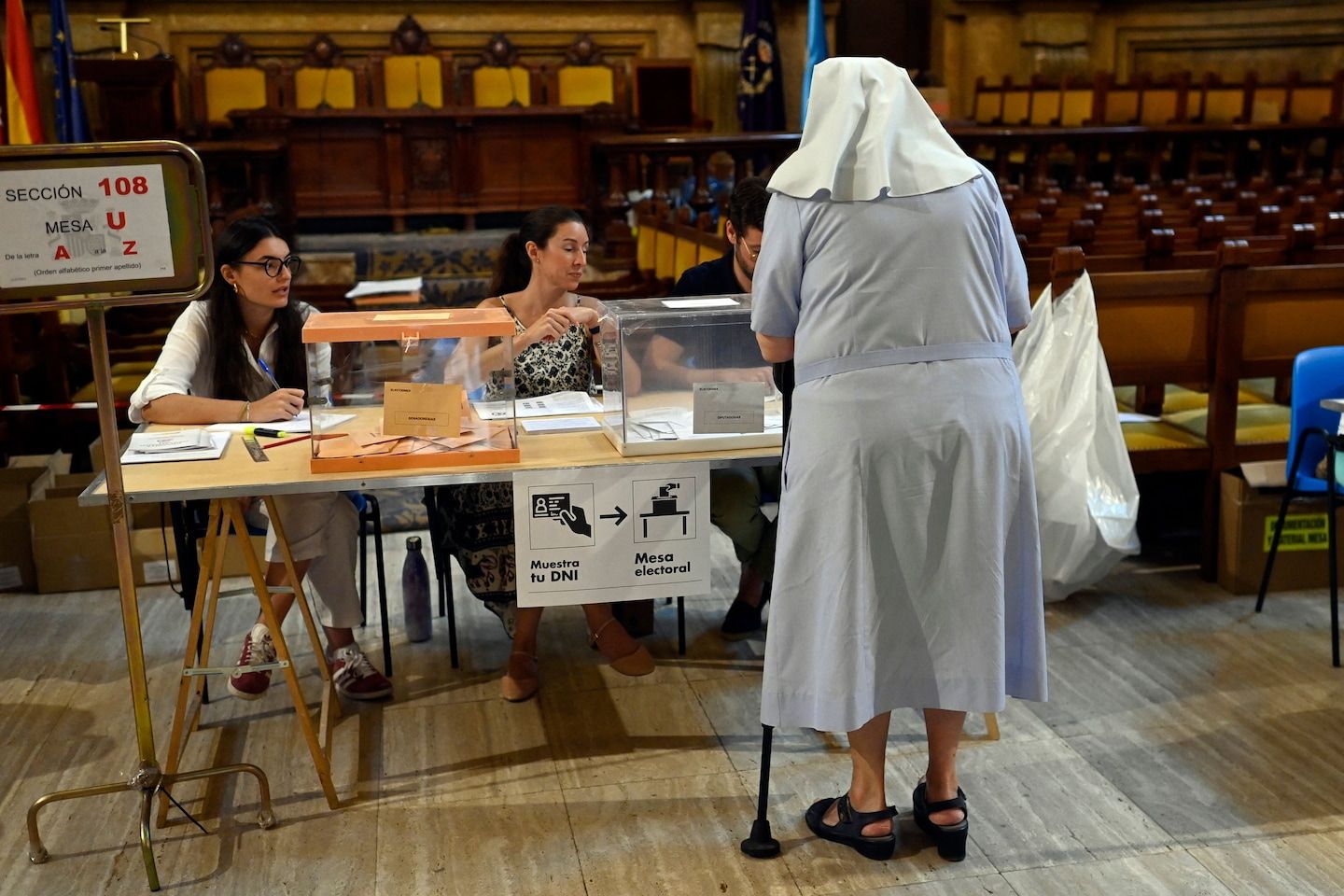 Spain votes amid right-wing hopes of a conservative wave