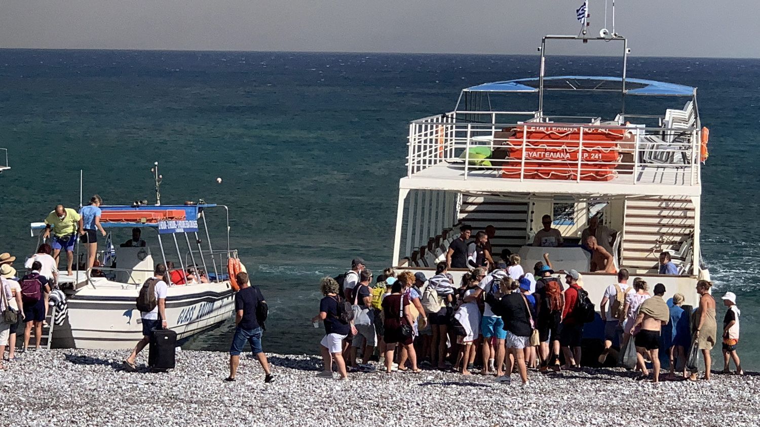 Incendie en Grèce : une Française installée sur l'île de Rhodes parle de situation "exceptionnelle" et déplore la communication "minimale" des autorités