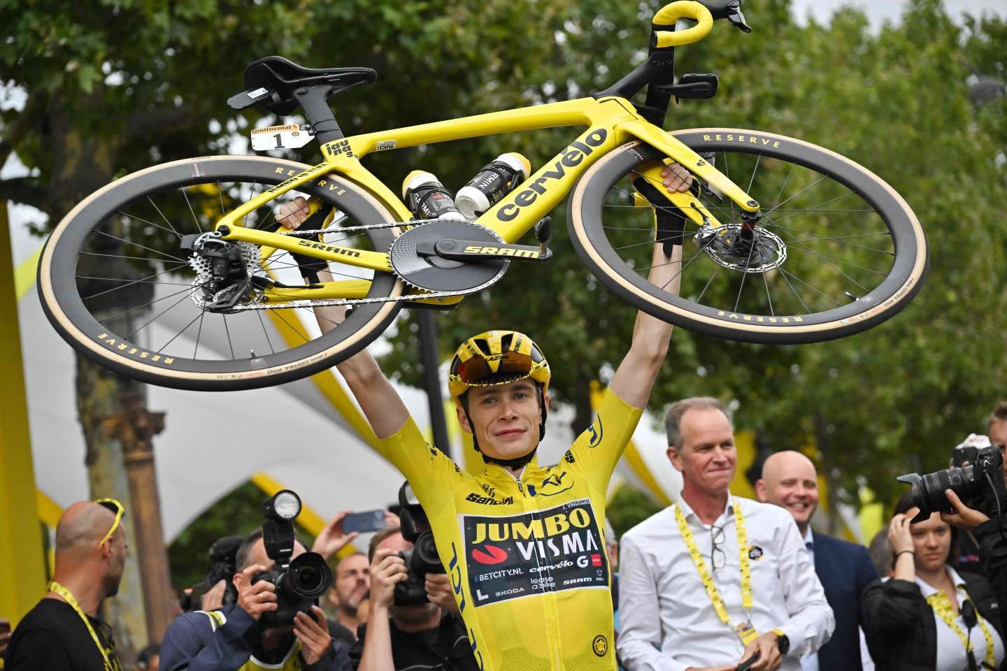 Tour de France 2023 : le duel entre Jonas Vingegaard et Tadej Pogacar, de la guerre des secondes au K.-O. final