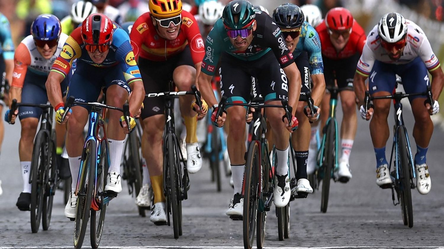 revivez le spectaculaire sprint final sur les Champs Elysées, remporté par Jordi Meeus