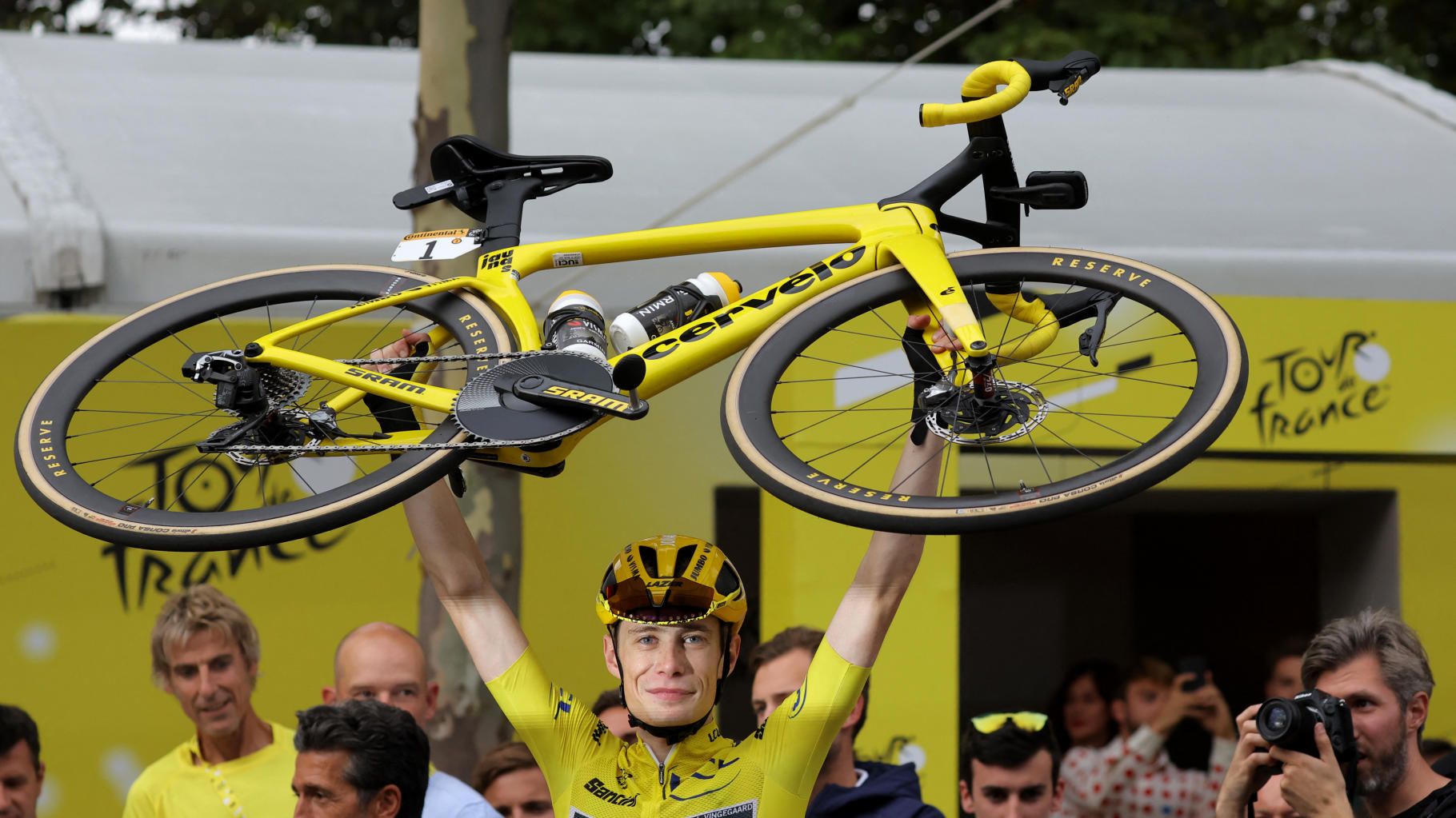 Tour de France 2023 : Jonas Vingegaard remporte son deuxième Tour de suite face à Pogacar