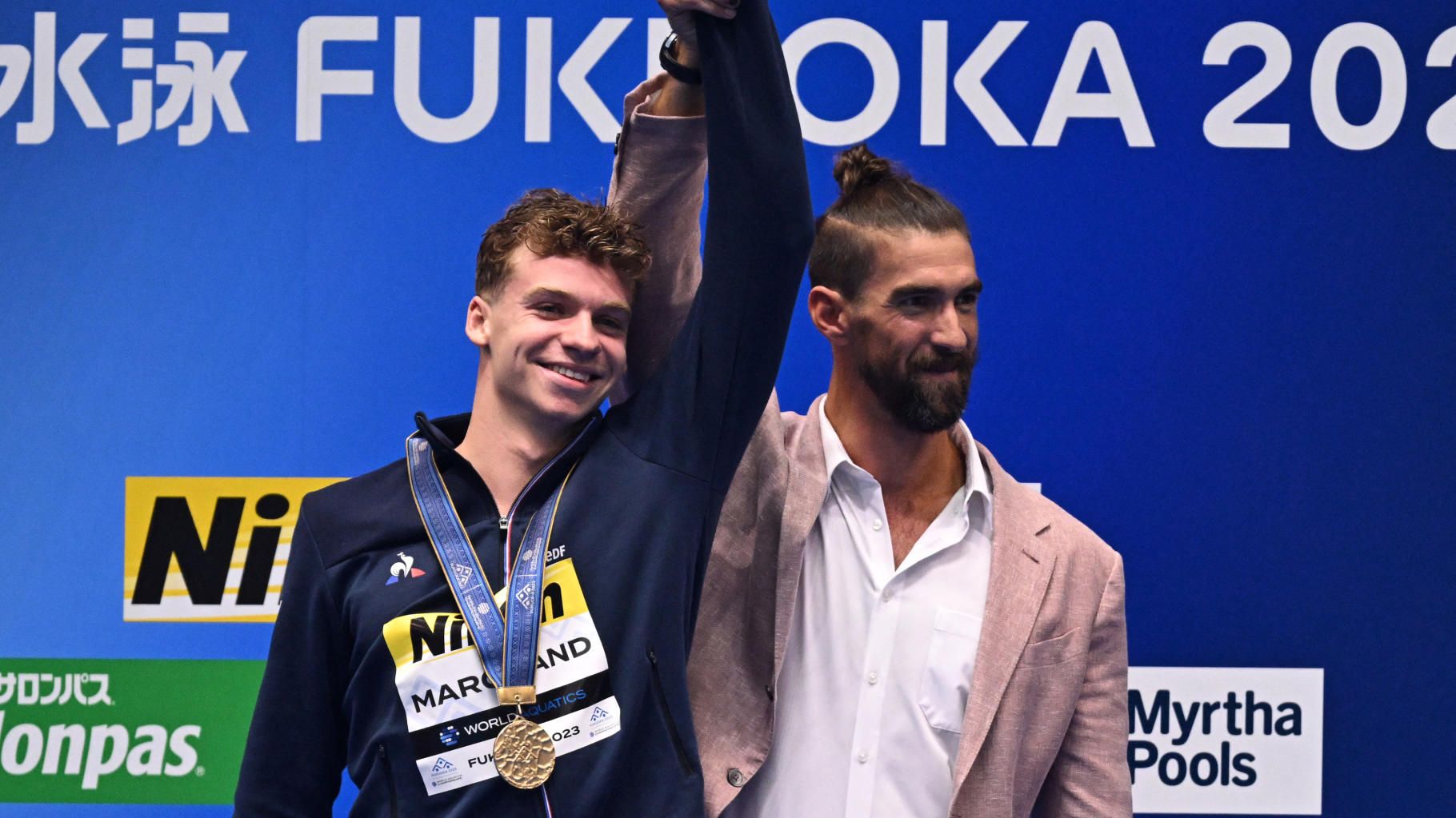 Léon Marchand champion du monde du 400m quatre nages en battant le record de Michael Phelps