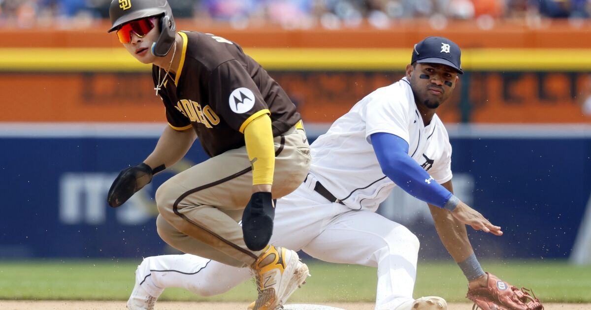 Padres can't complete sweep against Tigers