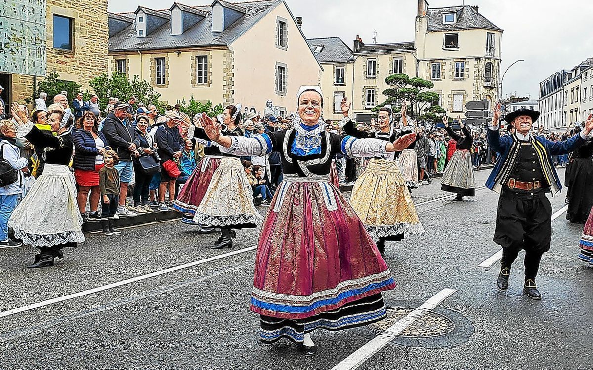 Au Festival de Cornouaille, à Quimper, le défilé taille patron fait résonner l’identité bretonne