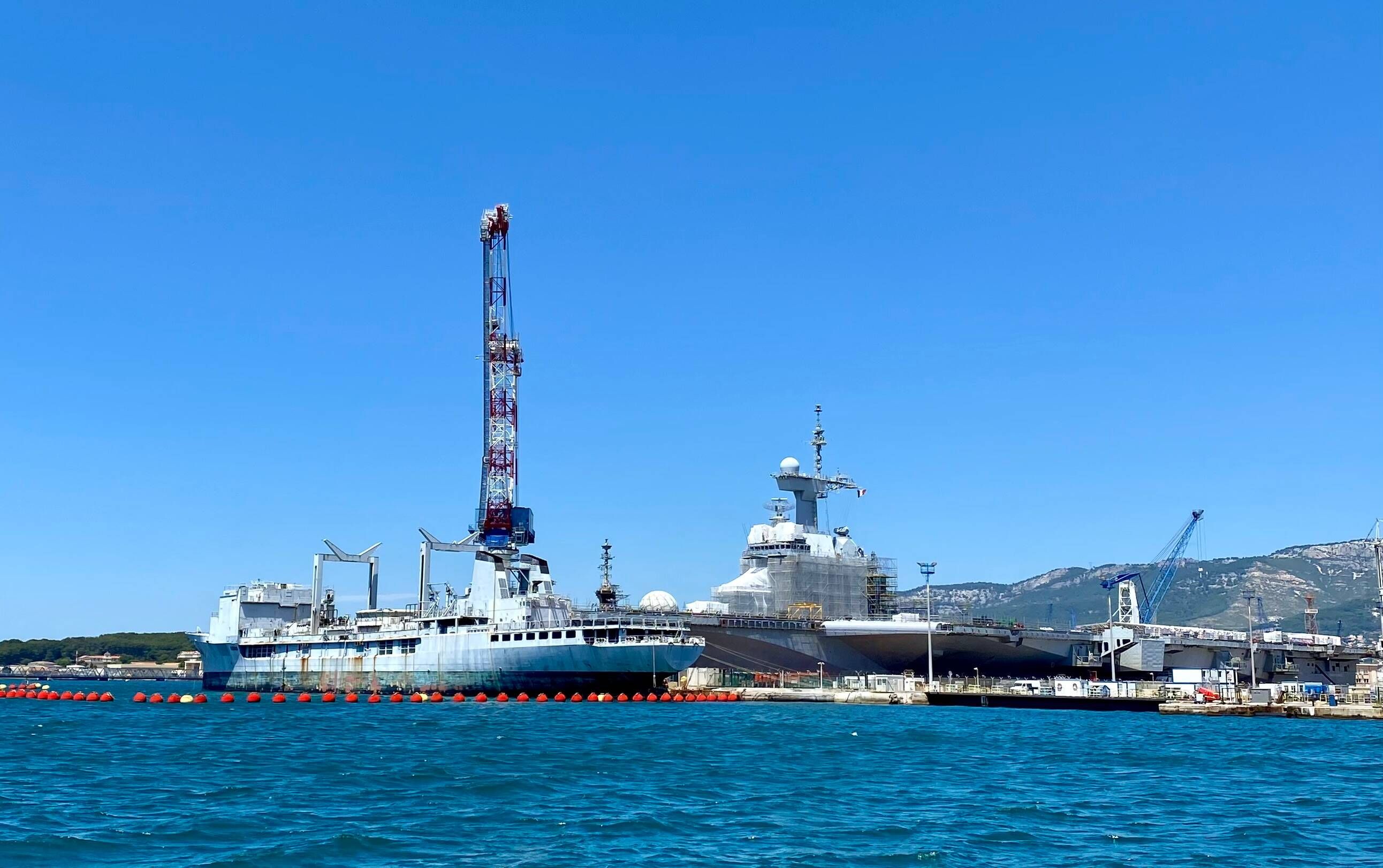 On vous dit pourquoi un bateau rouillé est positionné devant le bassin du porte-avions à Toulon