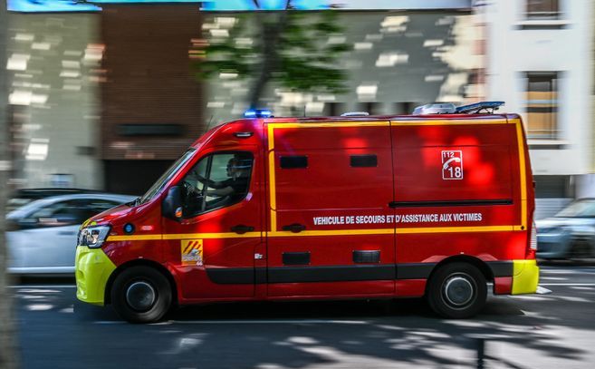 Il perd le contrôle d'une voiture volée, percute un mur, et décède