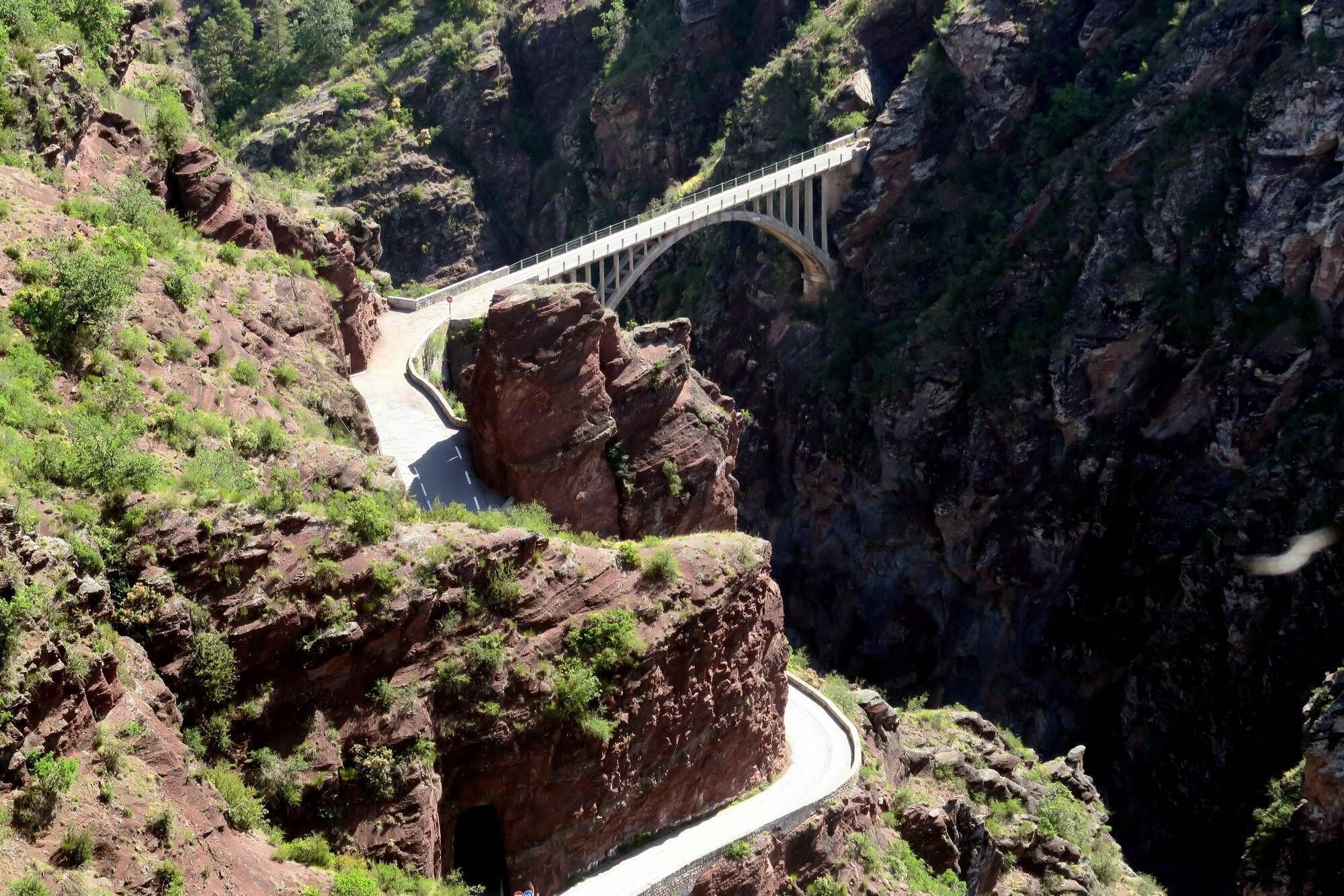 Un motard grièvement blessé après une spectaculaire chute de 10 mètres dans ce lieu azuréen hautement touristique