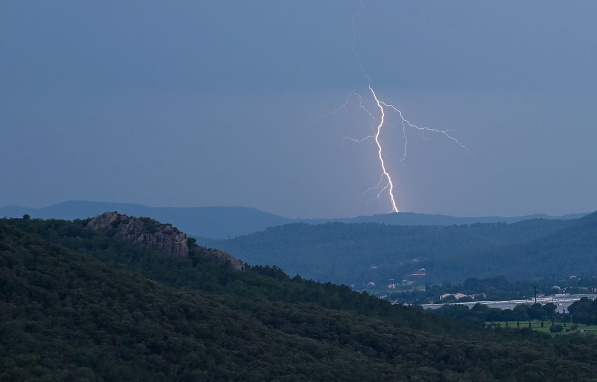 Neuf départements placés en vigilance orage et trois en vigilance orange canicule lundi