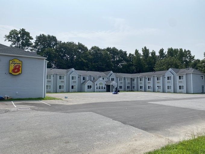 Local officials react to Rotterdam motel housing migrants, evicting previous residents