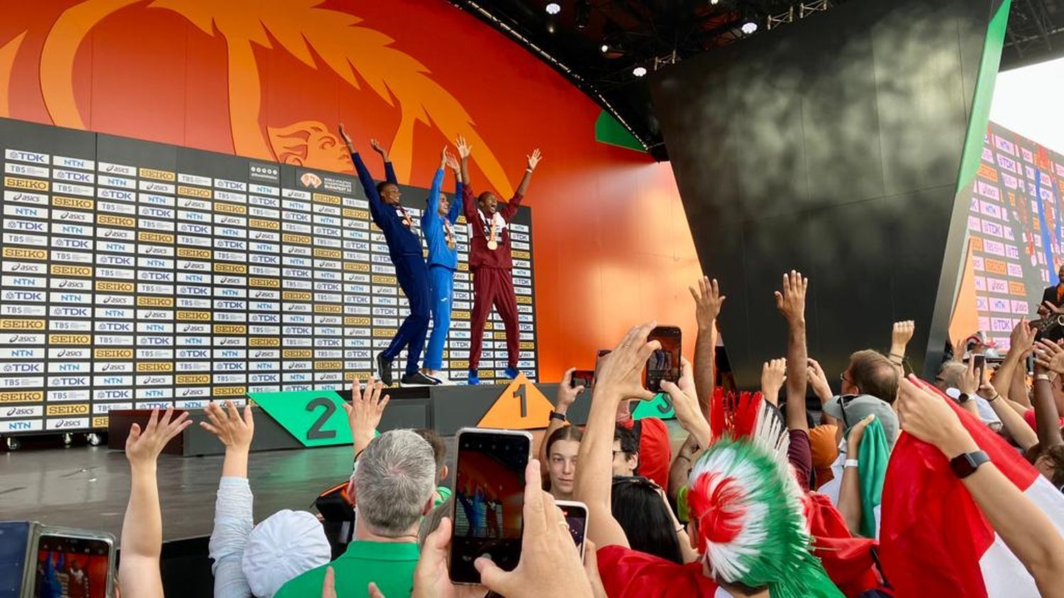 après avoir enflammé le stade lors de sa finale, l'Italien Gianmarco Tamberi refait le show lors de la cérémonie des médailles