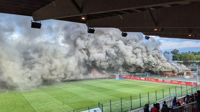 La buvette du stade de La Source à Orléans en feu : le match de National face à Valenciennes arrêté