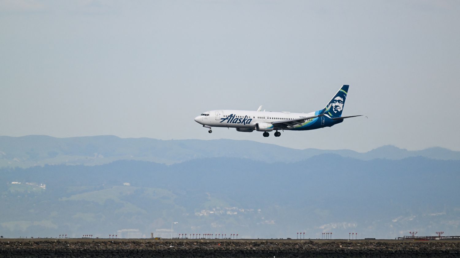 Etats-Unis : un pilote d'Alaska Airlines qui n'était pas en service a tenté de couper les moteurs d'un avion en plein vol