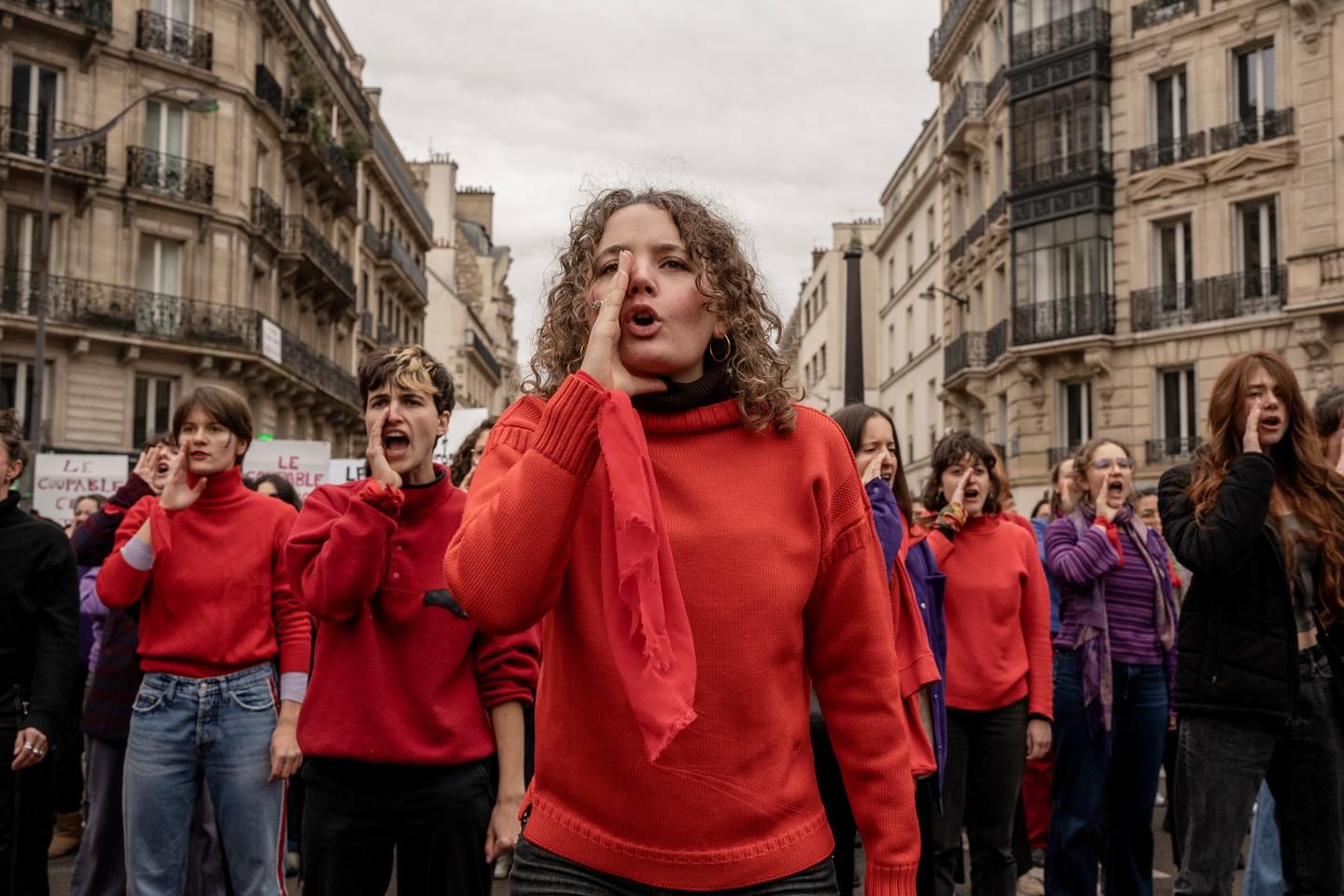 Au rassemblement contre les violences faites aux femmes, à Paris : " Si le procès des viols de Mazan peut provoquer l’étincelle qui fout le feu partout, tant mieux "