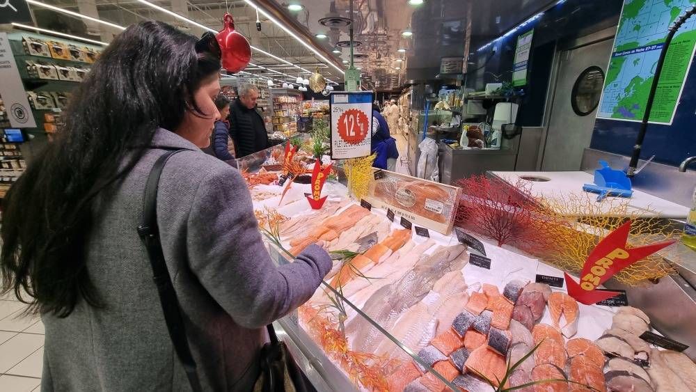 REPORTAGE. Dans les supermarchés, le repas de Noël, "c'est selon ce qu'on trouve de pas cher"