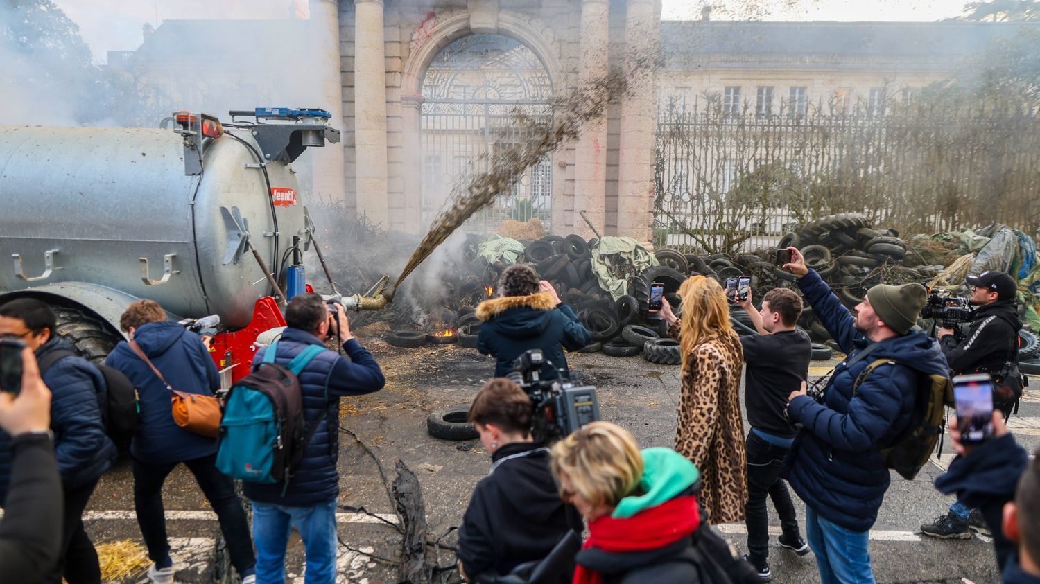 Colère des agriculteurs : à Agen, la préfecture du Lot-et-Garonne visée par des manifestants, du lisier déversé et des pneus brûlés