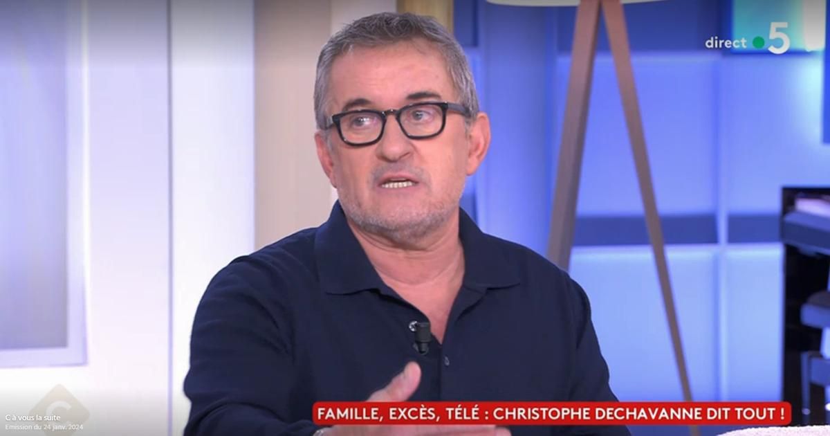 "C'est très triste cette maladie" : Christophe Dechavanne se confie sur l’alcoolisme de son père dans "C à vous"