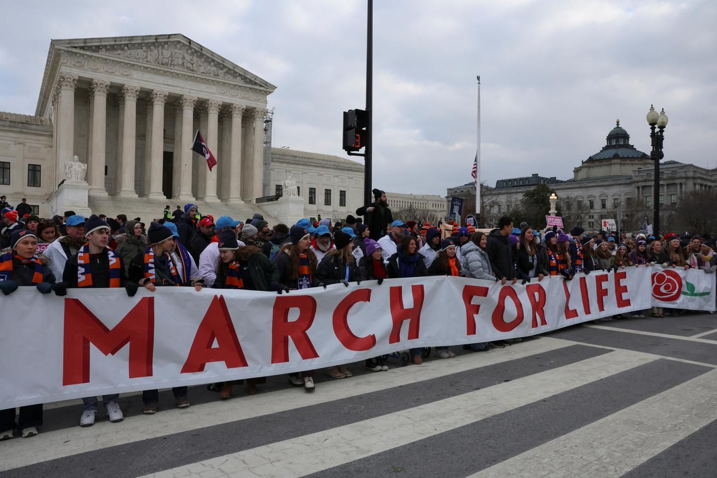 Des dizaines de milliers de militants anti-avortement défilent à Washington, salués par Donald Trump