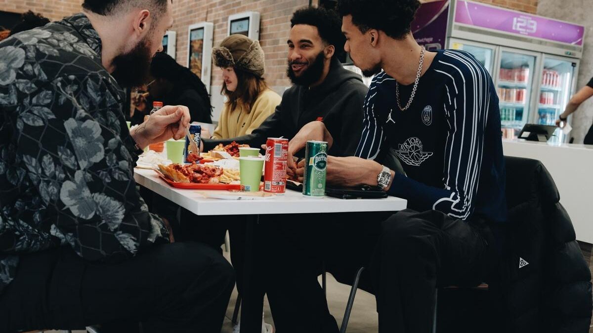 NBA Paris Games : quand Wembanyama emmène ses partenaires des Spurs dans son… kebab préféré