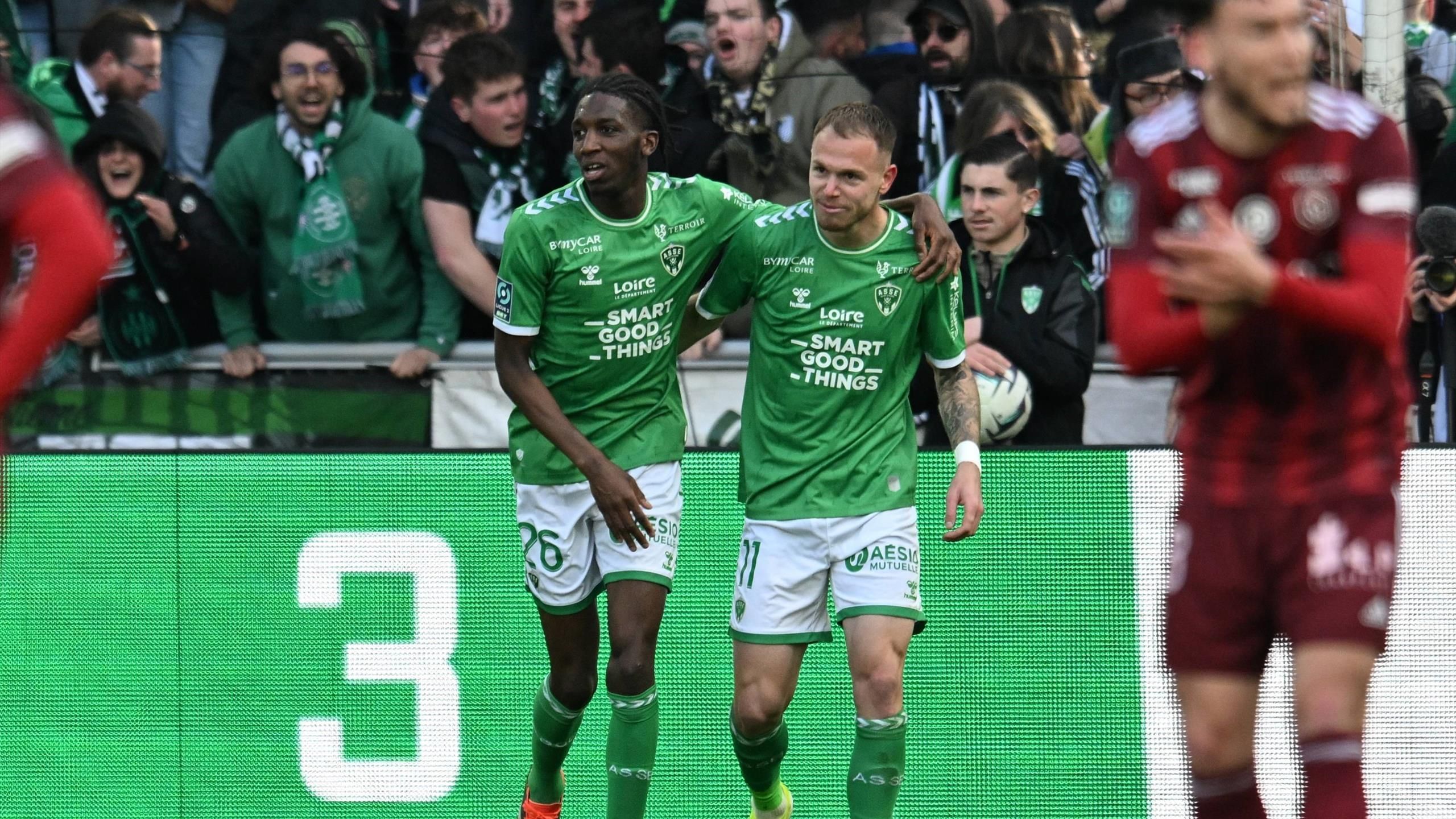 Saint-Étienne bat Annecy (2-1) avec un bon Ivrivn Cardona et grimpe provisoirement à la 4e place, Auxerre reste leader