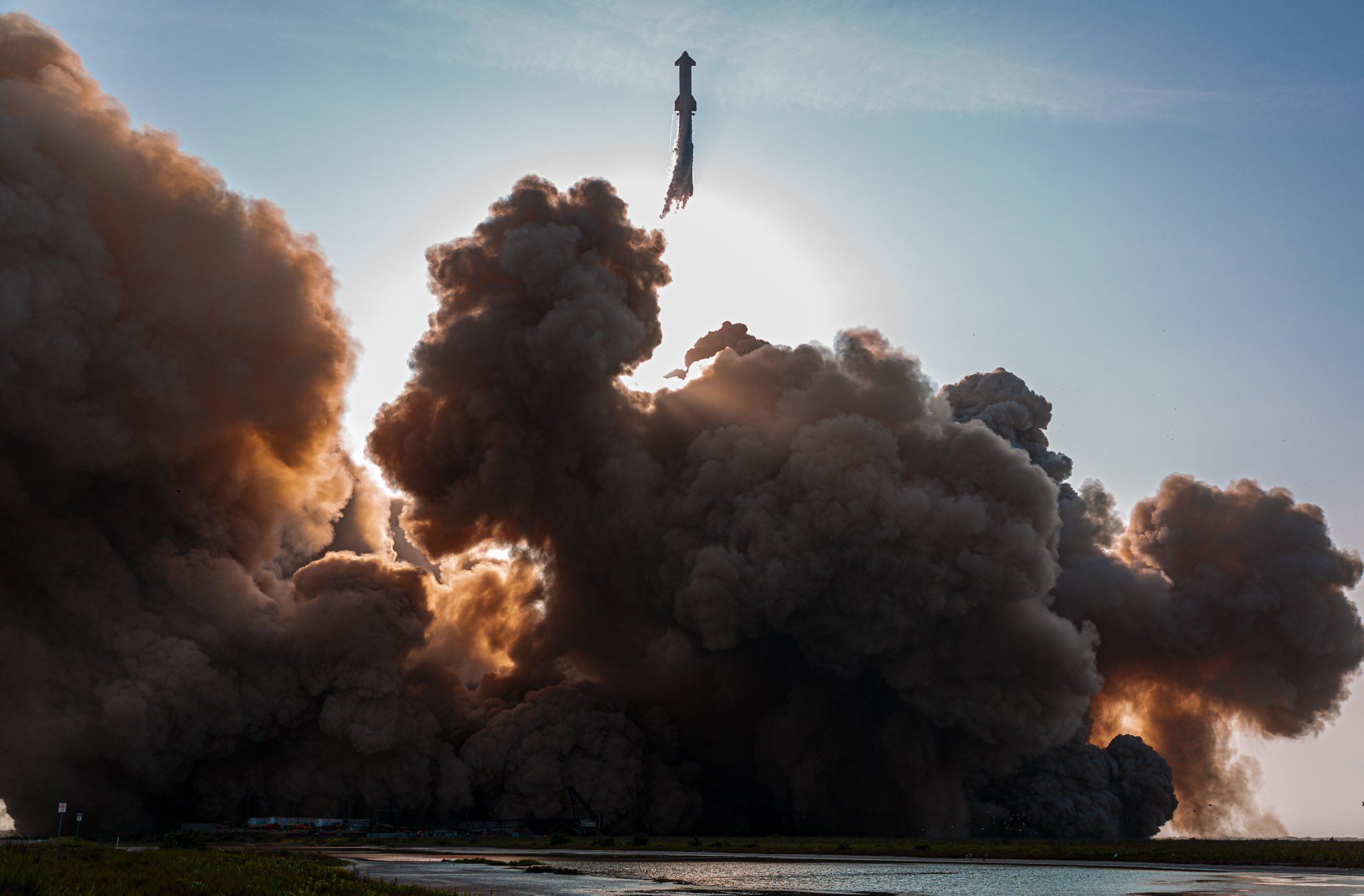 Décollage, explosion et débris : les photos les plus impressionnantes du Starship de SpaceX