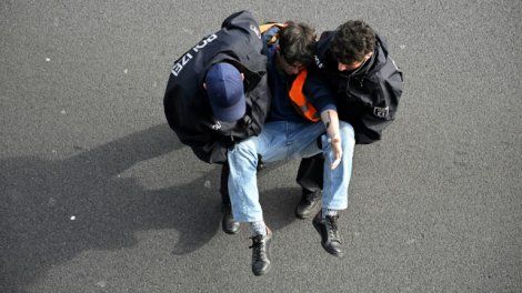 Des militants pour le climat bloquent la circulation à Berlin