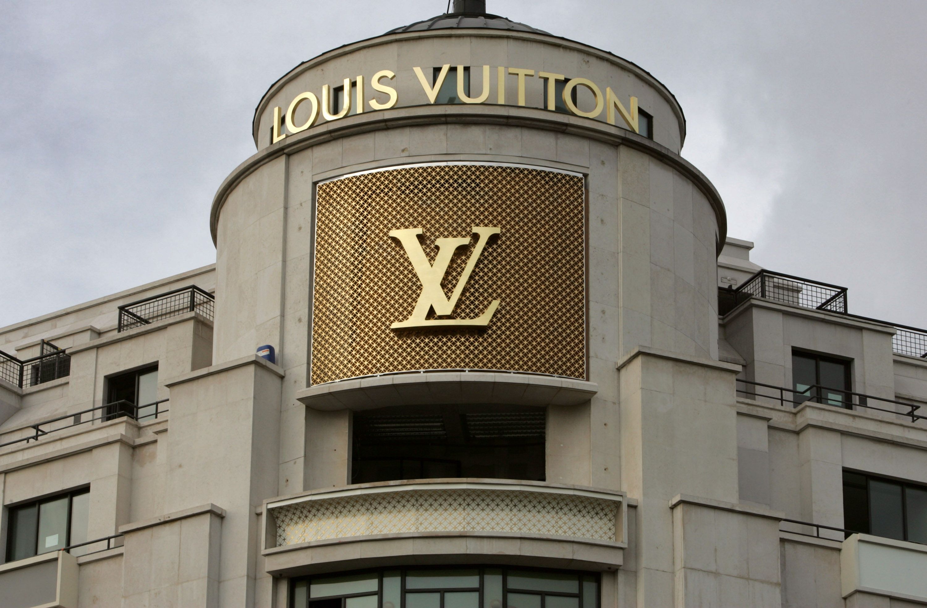 Lvmh : Le groupe de luxe LVMH passe le cap des 500 milliards de dollars en Bourse, une première en Europe