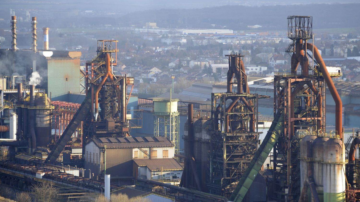 Hauts fourneaux d’ArcelorMittal : le maire d’Hayange va contester la vente, qui doit être finalisée cette semaine