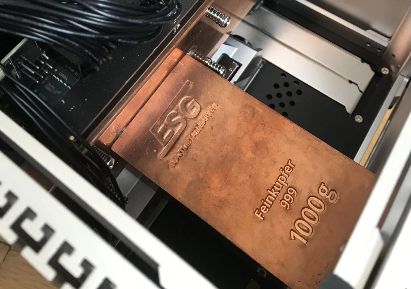 DIY Enthusiast Goes Passive-Cooling With 1KG Copper Block Slapped On An AMD Ryzen 9 7950X CPU