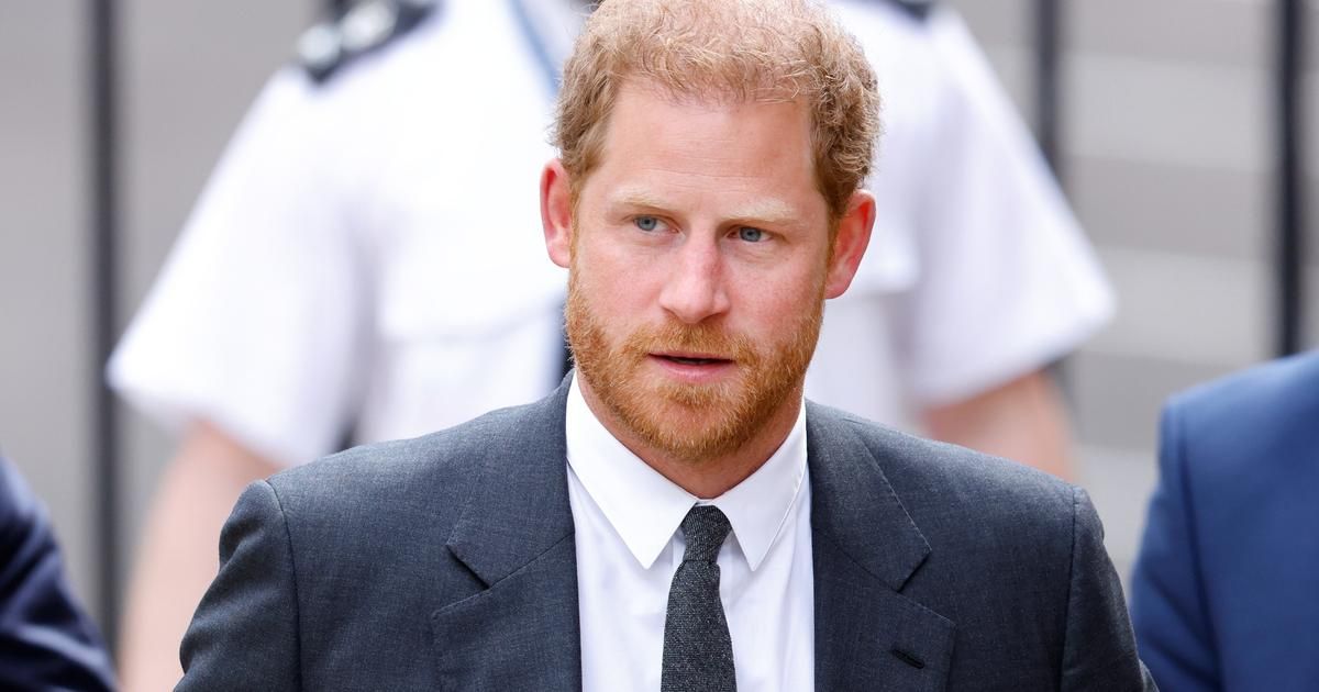 "Il recevra un accueil très glacial": le prince Harry placé 10 rangs derrière sa famille pour le couronnement de Charles III