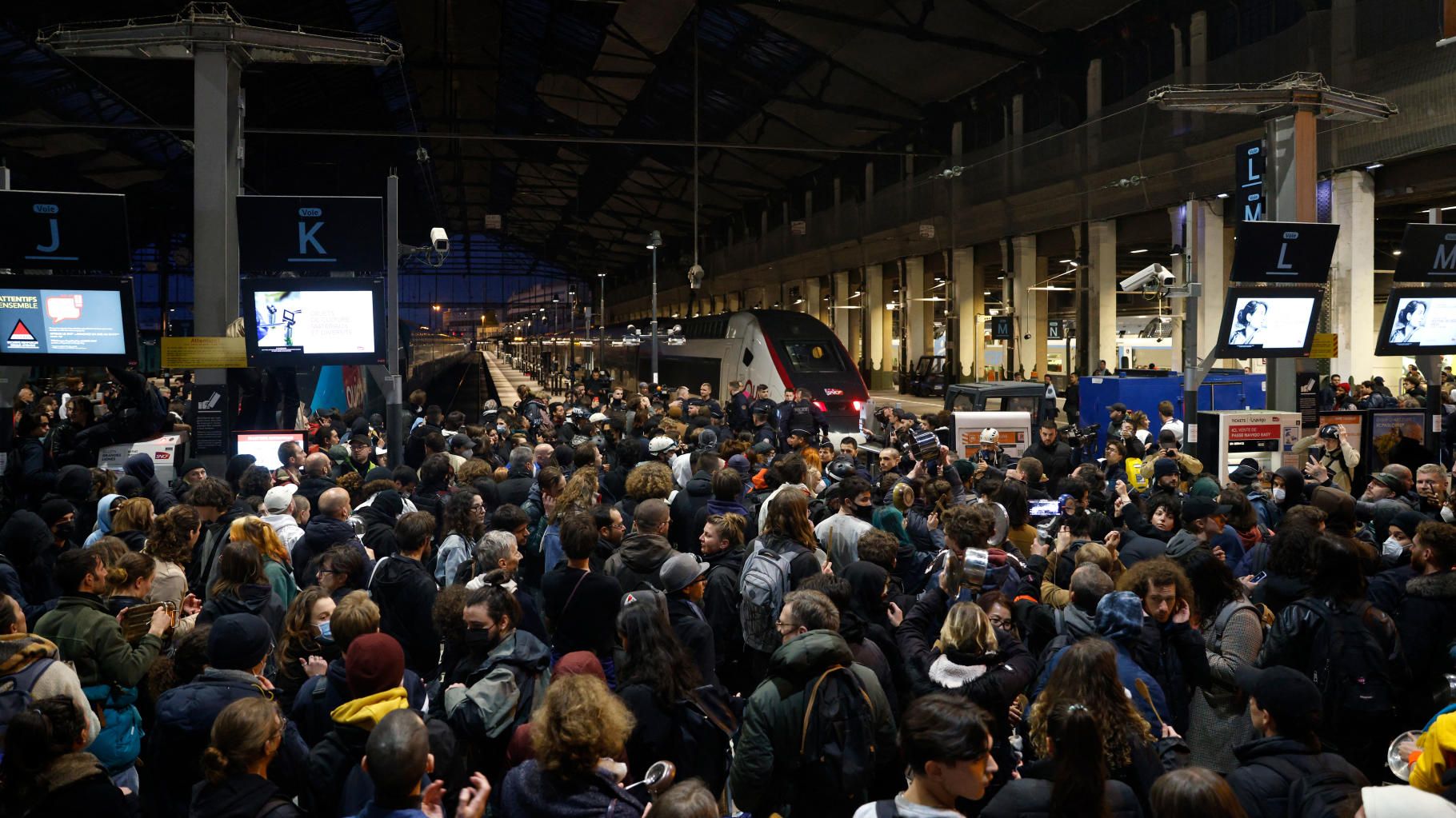 Pap Ndiaye exfiltré de la gare de Lyon, envahie par des manifestants