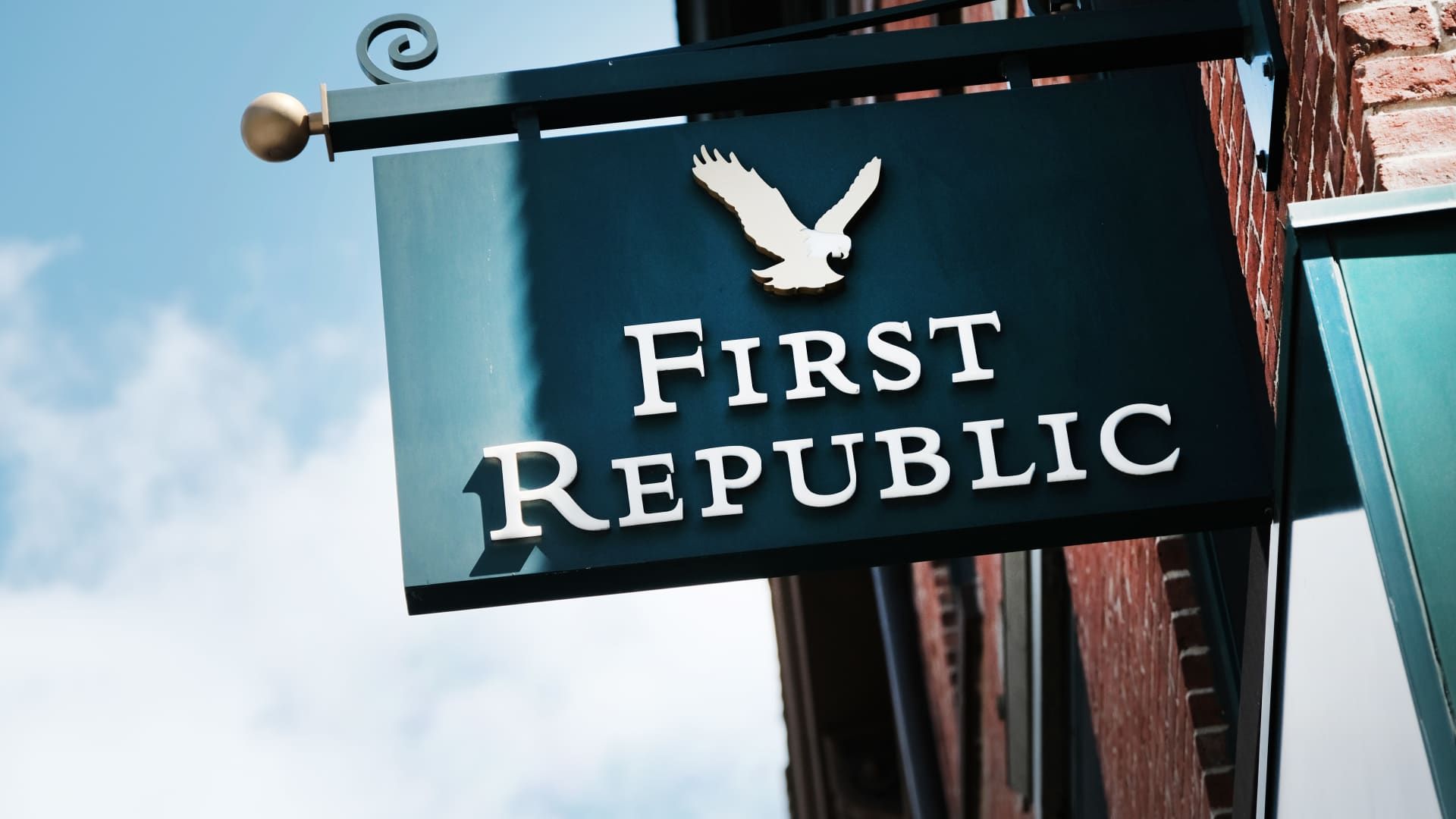 First Republic says deposits tumbled 40% to $104.5 billion in 1Q