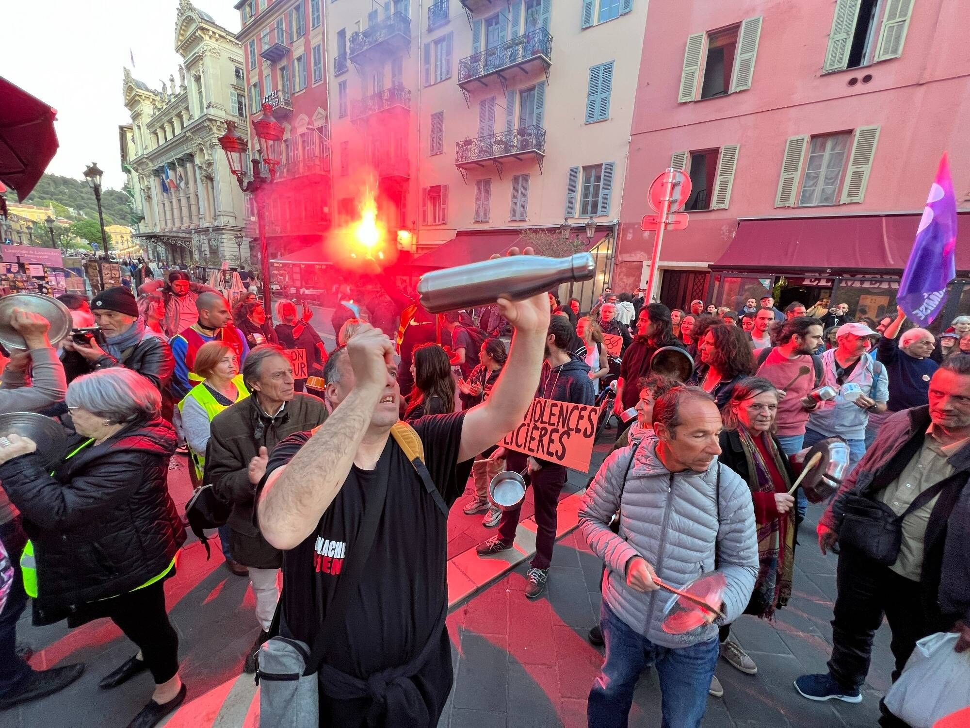 Nouveau concert de casseroles devant la mairie de Nice