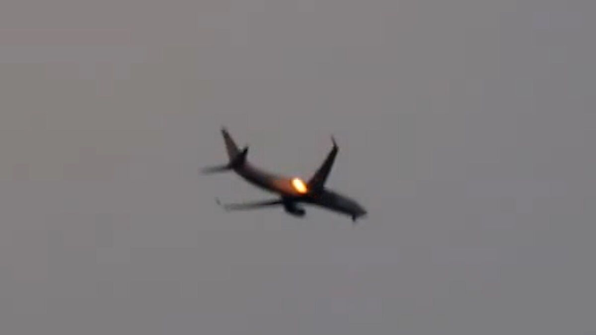 VIDÉO. États-Unis : un avion d’American Airlines prend feu après avoir été touché par un oiseau