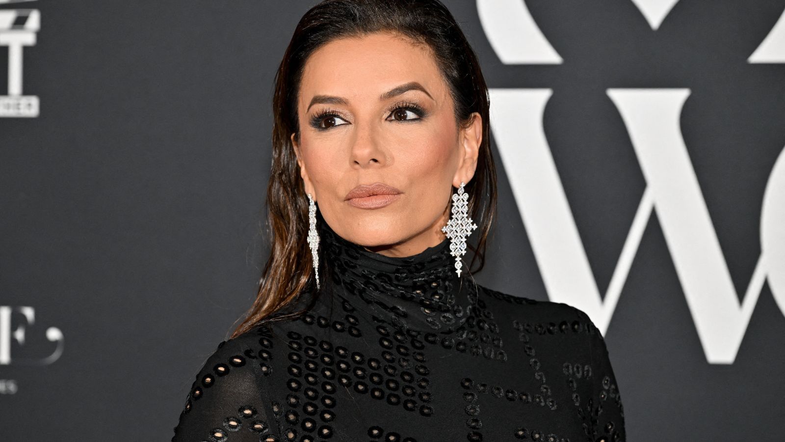 Eva Longoria, 48 ans, débarque sur la Croisette et affiche un look envoûtant