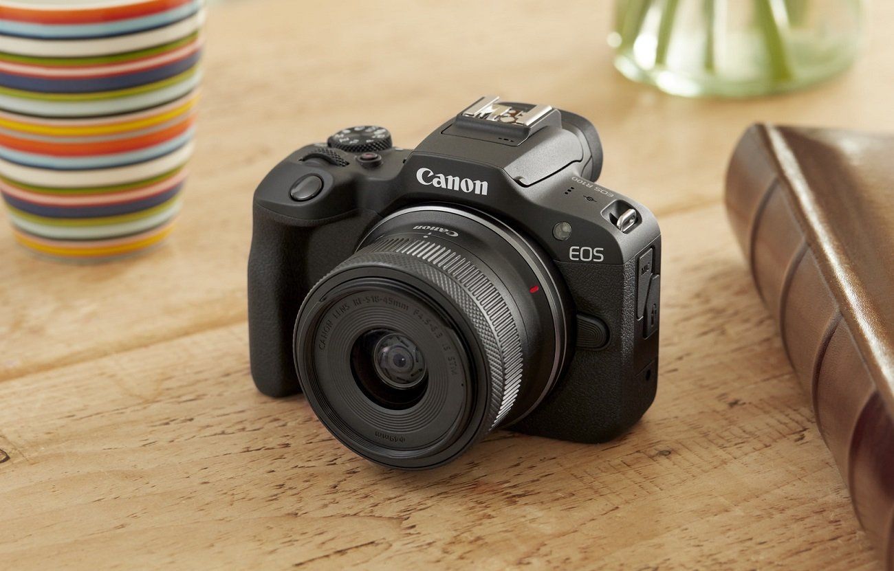 Canon lance son EOS R100, un appareil photo hybride au prix accessible