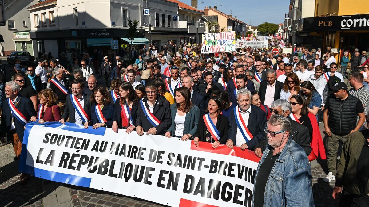 Saint-Brevin : élus de gauche et citoyens défilent en soutien au maire démissionnaire