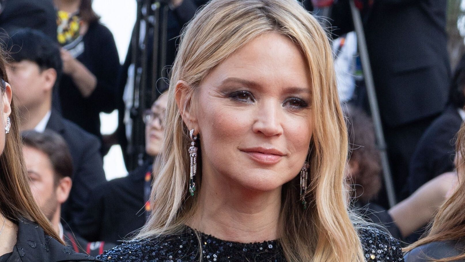 Virginie Efira enceinte : elle rayonne en robe longue scintillante et bijoux flamboyants sur le tapis rouge de Cannes