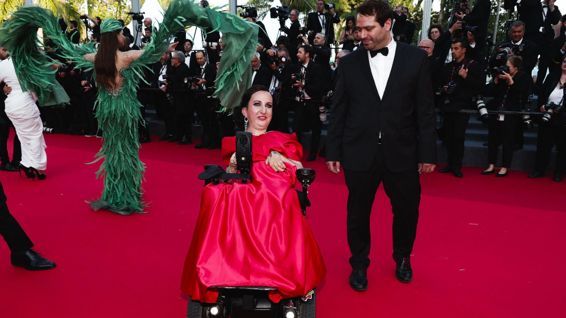 Au Festival de Cannes, Lucie Carrasco monte les marches dans les bras de son mari