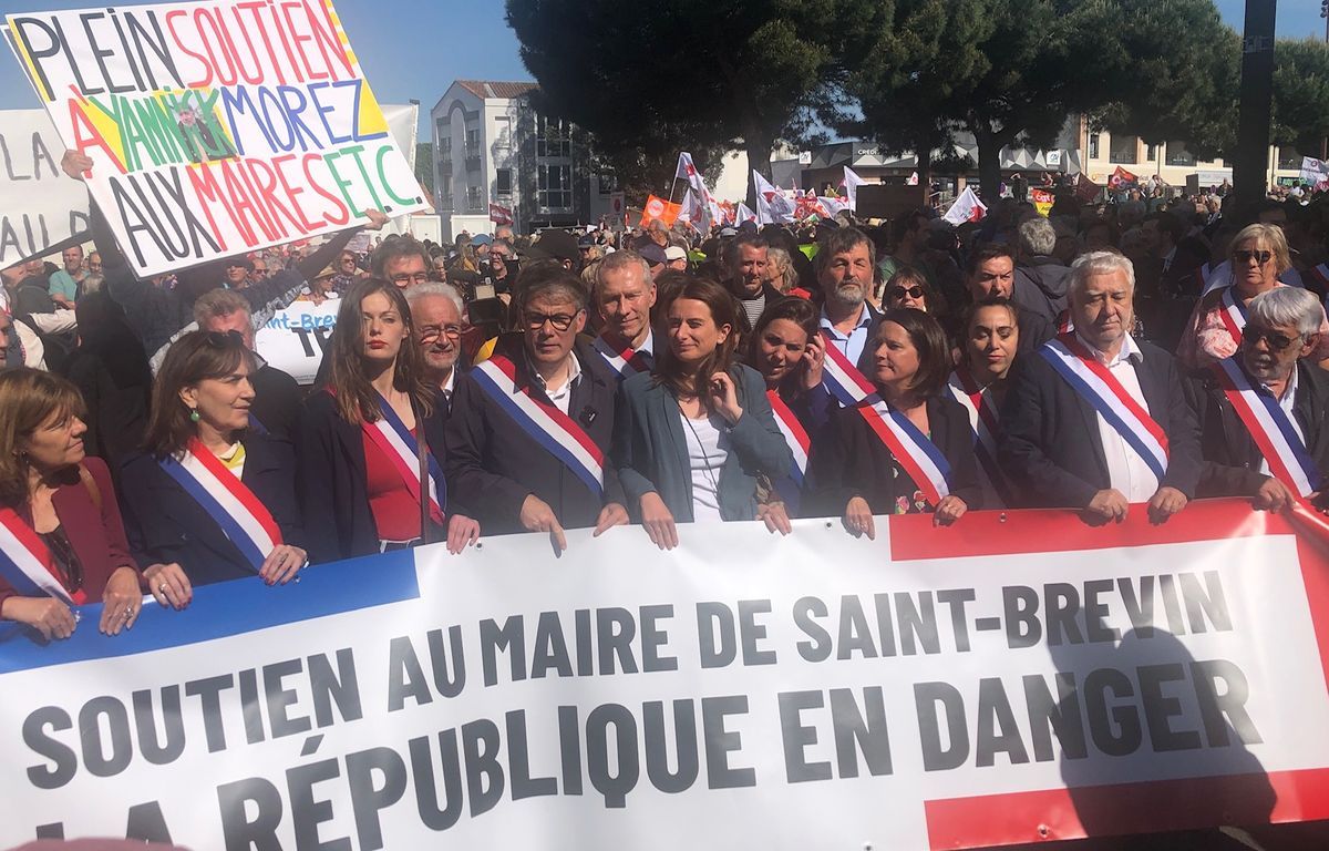 Saint-Brevin : Plusieurs milliers de personnes pour " soutenir Yannick Morez, et donc soutenir la République "