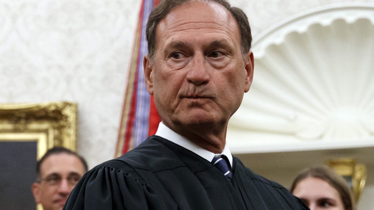 Democratic senators request meeting with Roberts over flags at Alito's homes