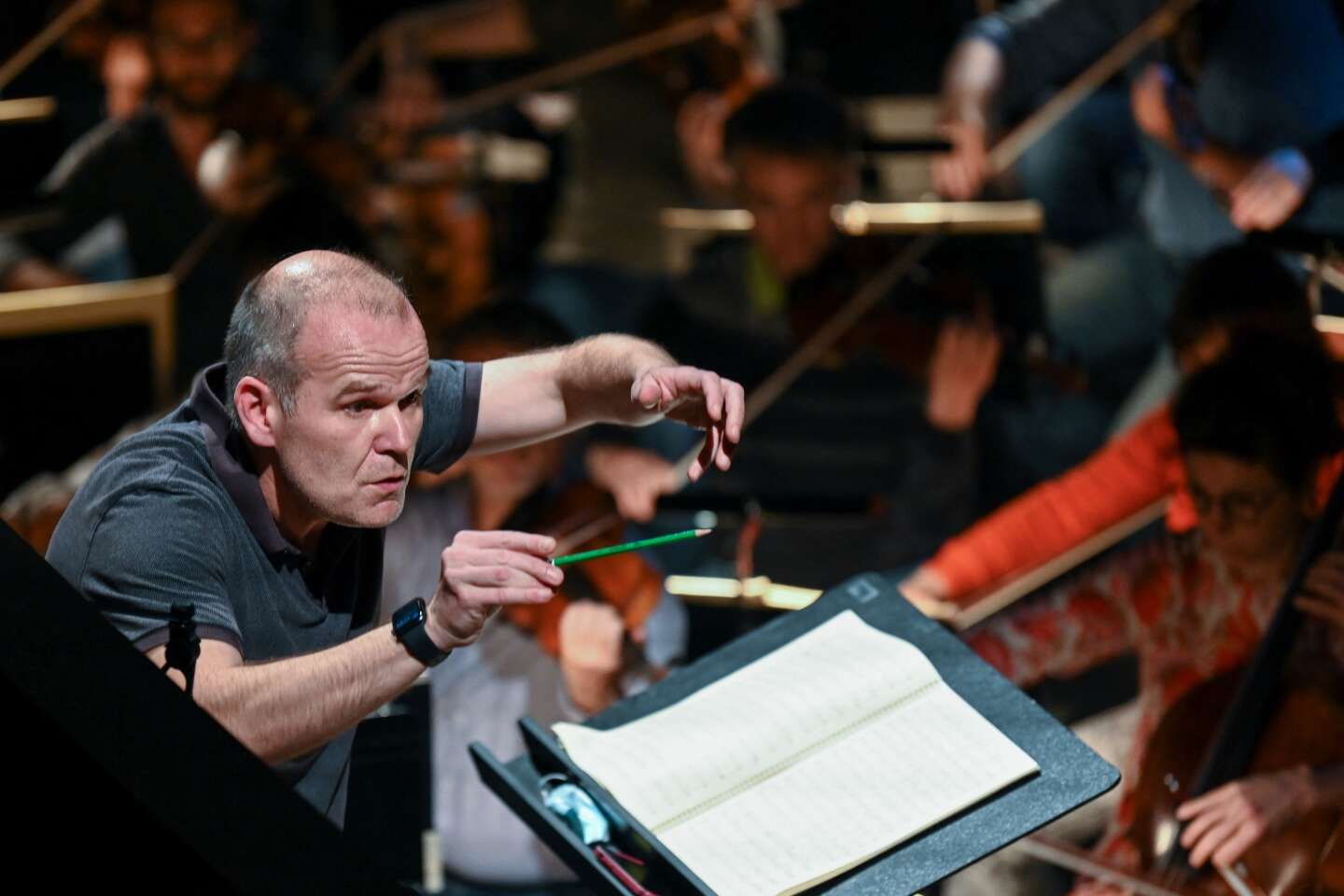 Accusé d’avoir envoyé des messages à caractère sexuel à des musiciens, le chef d’orchestre François-Xavier Roth se met en retrait de ses fonctions