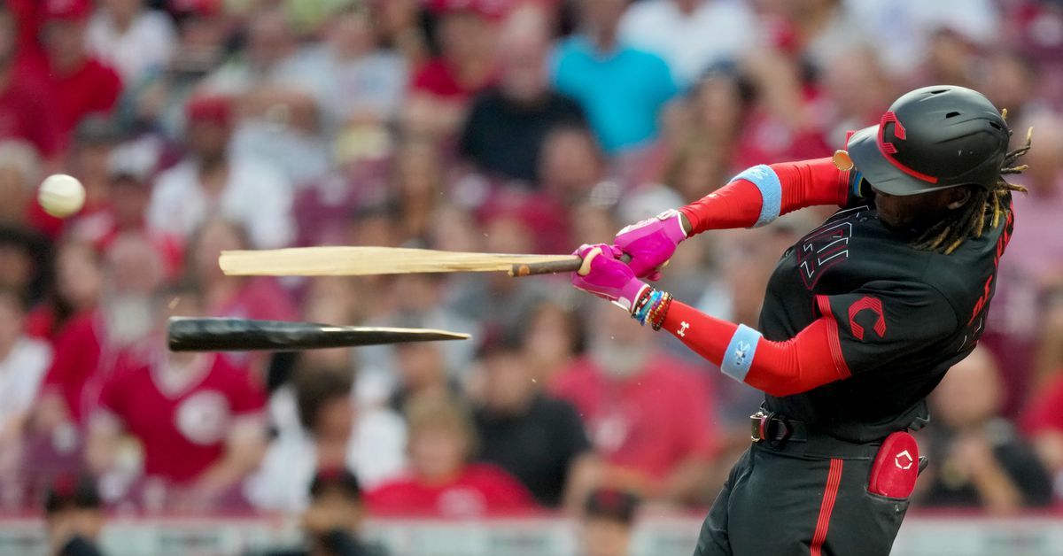 Braves run out of quarters, lose arcade game to Reds, 11-10