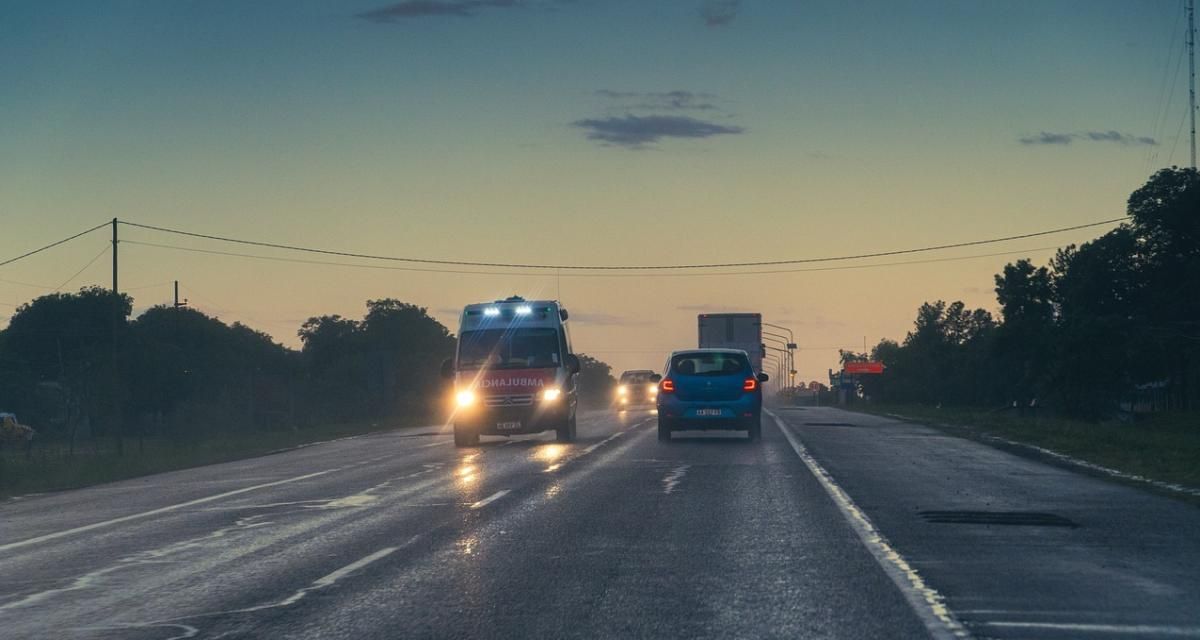 Ce chauffard se sert d’une ambulance pour doubler, les autres conducteurs ne le laissent pas faire