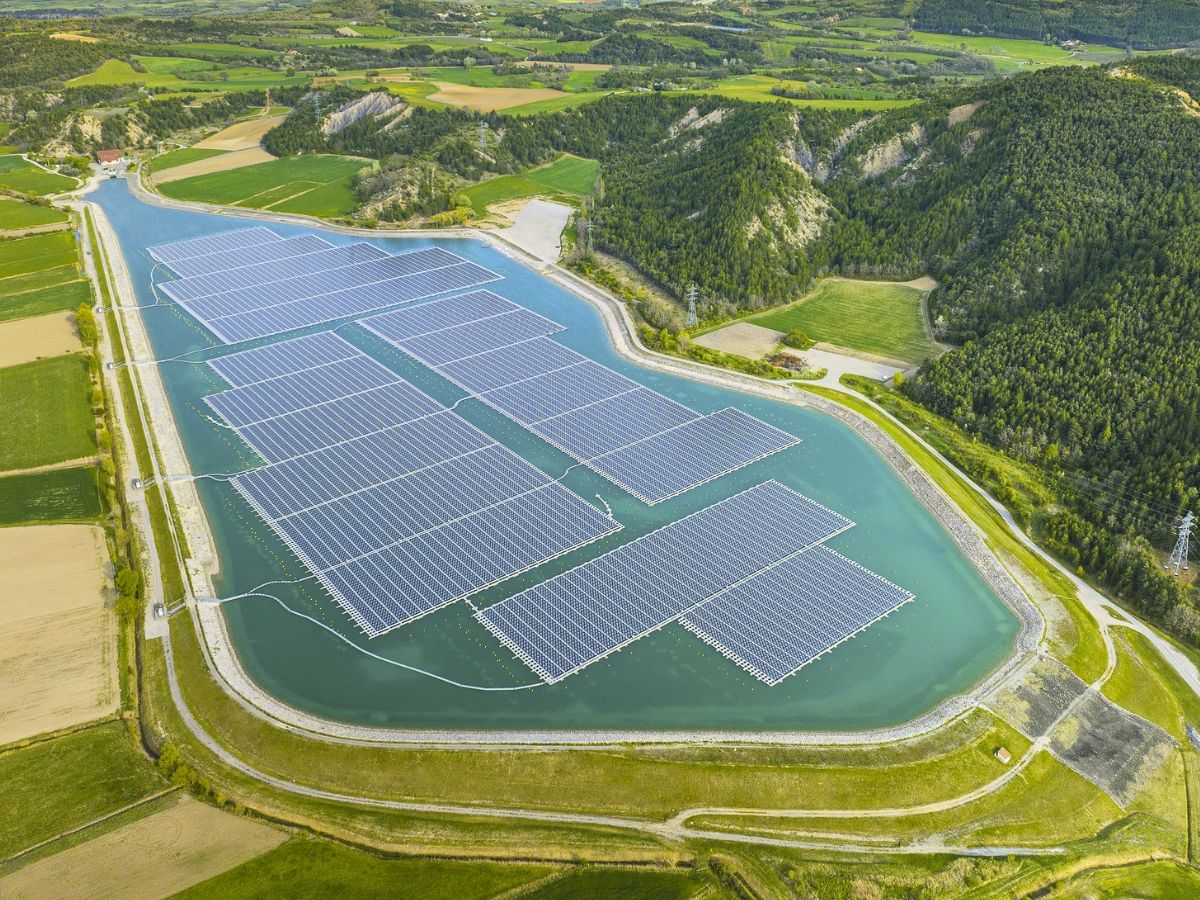 Voici la première centrale solaire flottante sur lac de barrage en France