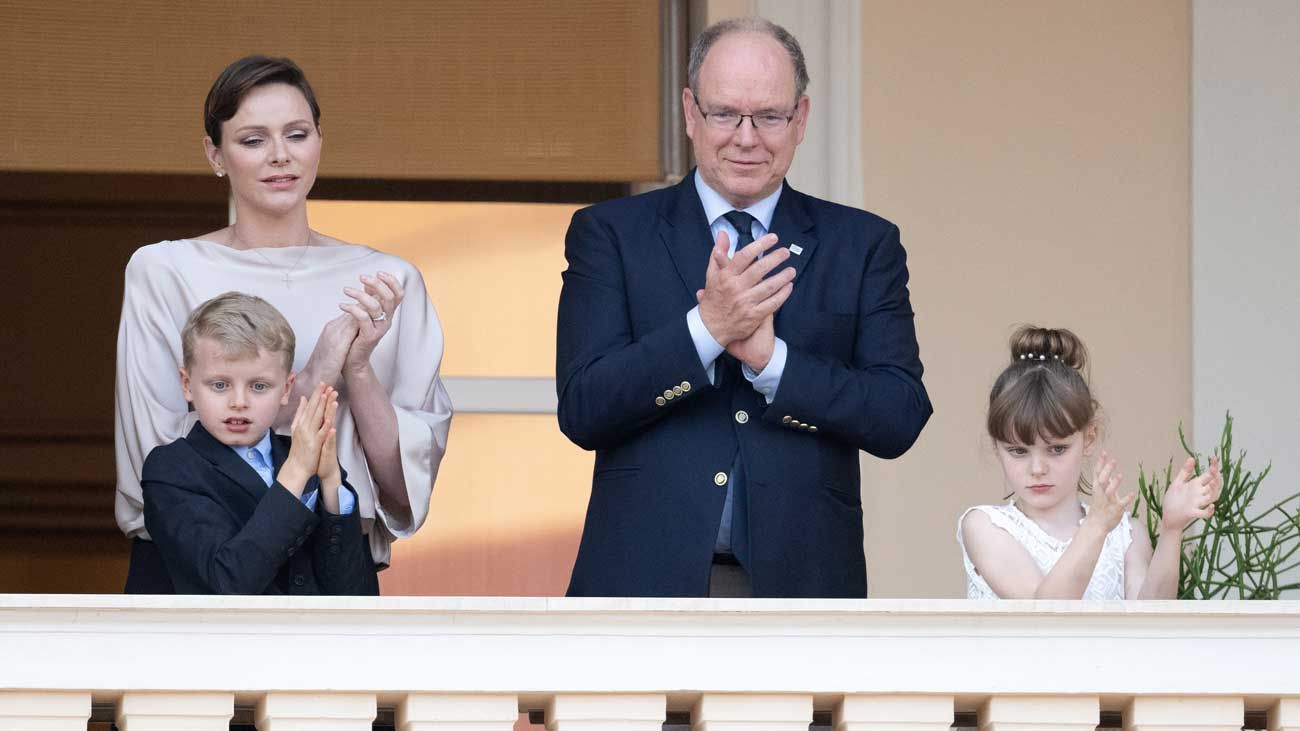 Jacques et Gabriella de Monaco accompagnent leurs parents sur le balcon pour observer le feu de la Saint-Jean