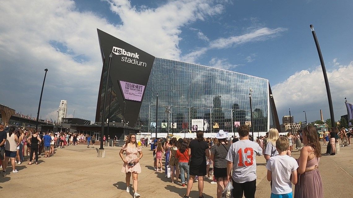 Fans pack U.S. Bank Stadium for Taylor Swift