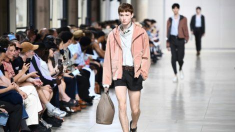 Mini-short et transparences pour l'homme Hermès